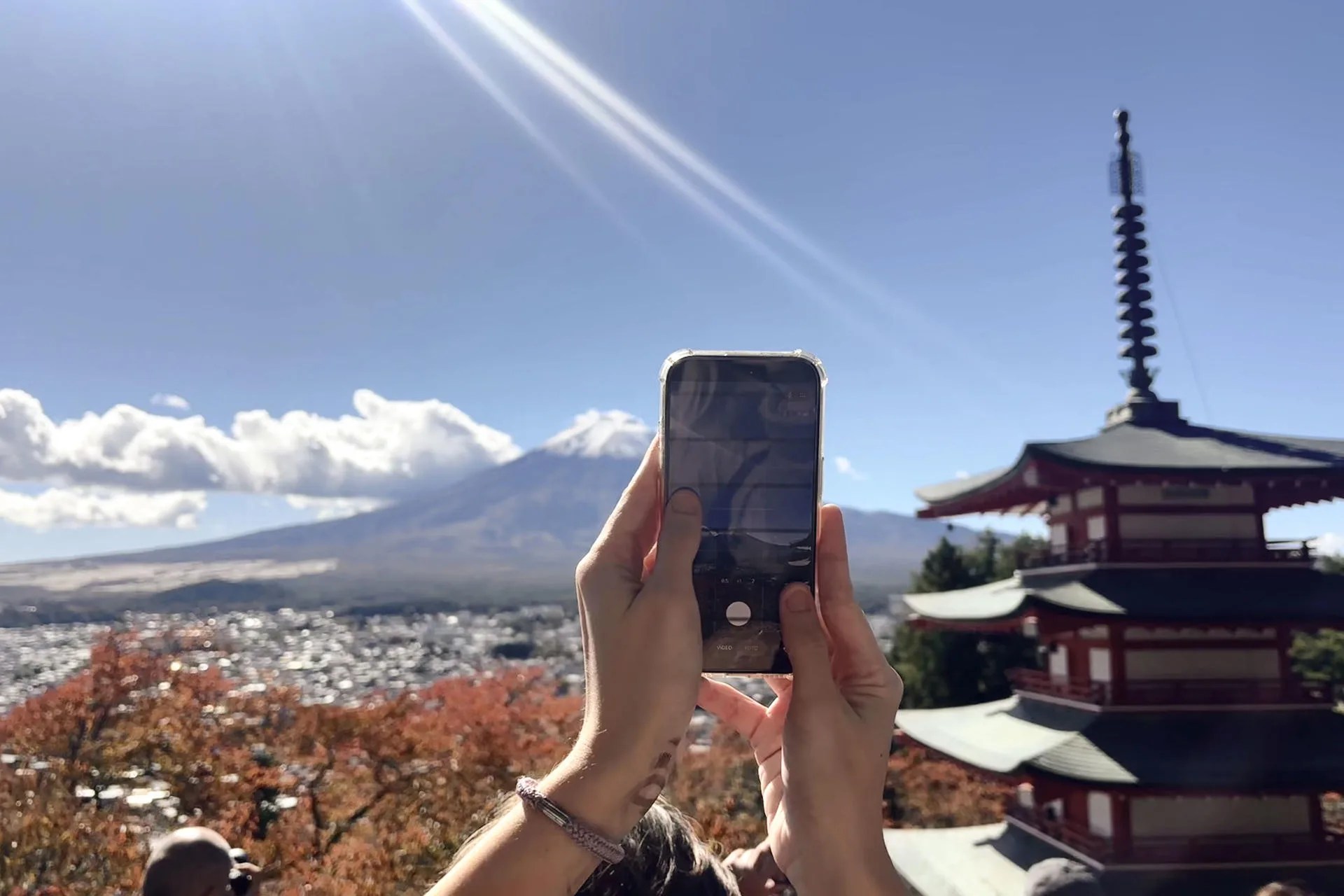 Photograph taken on November 3, 2025. One of the most famous views in the town of Fujikawaguchiko—located near Mount Fuji, the iconic mountain that begins its climbing season this Wednesday amidst debates over regulations and rising tourist overcrowding. EFE/ Pilar Bernal Zamora