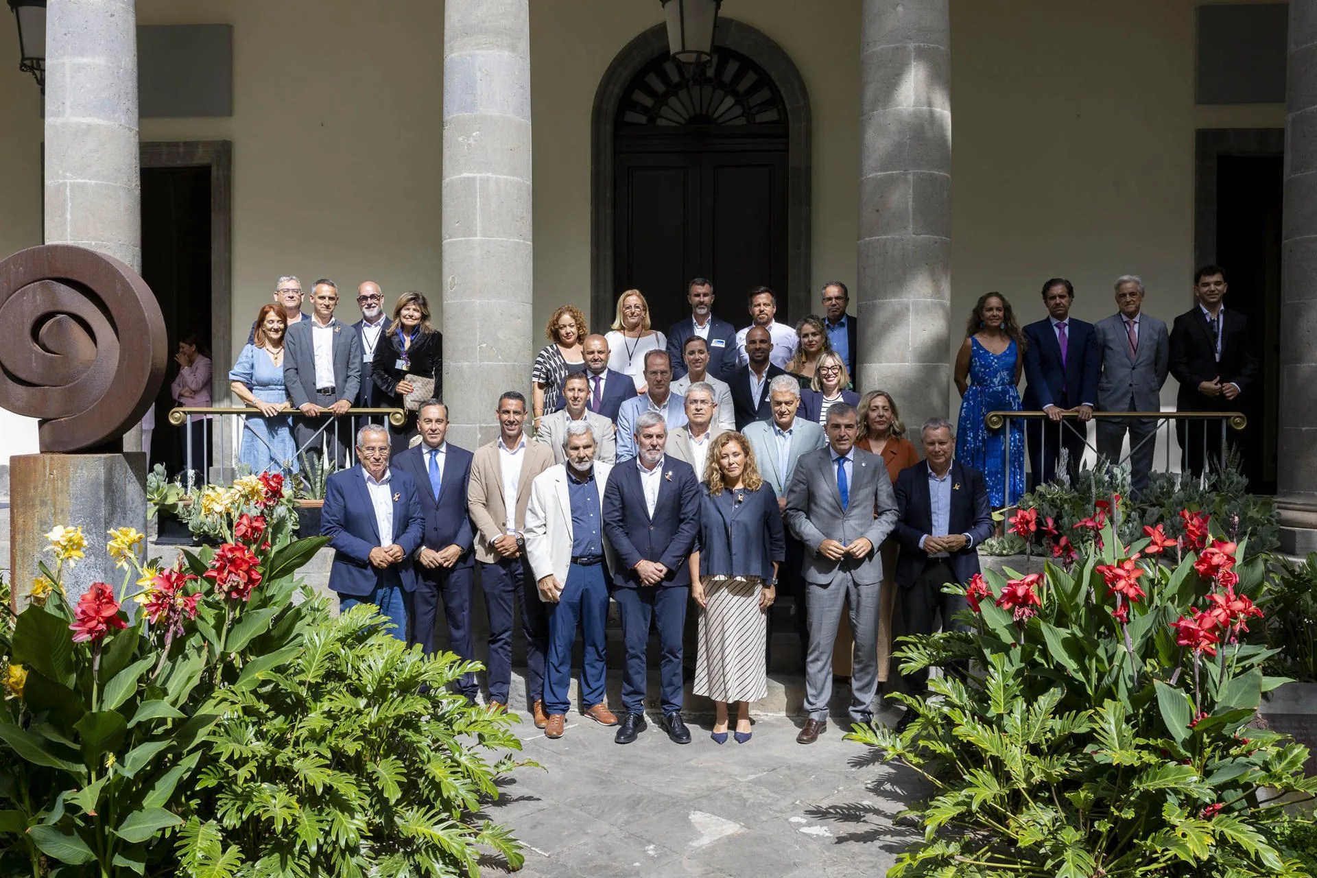 El Parlamento de Canarias ha aprobado este miércoles por 63 votos a favor y tres abstenciones, de Vox, la ley de municipios turísticos, la primera norma tramitada en la comunidad autónoma a iniciativa legislativa municipal y que viene a regular la figura de este tipo de ayuntamientos. En la imagen, el presidente del Gobierno de Canarias, Fernando Clavijo (c) y representantes de varios ayuntamientos posan tras la aprobación de la ley. EFE/ Miguel Barreto