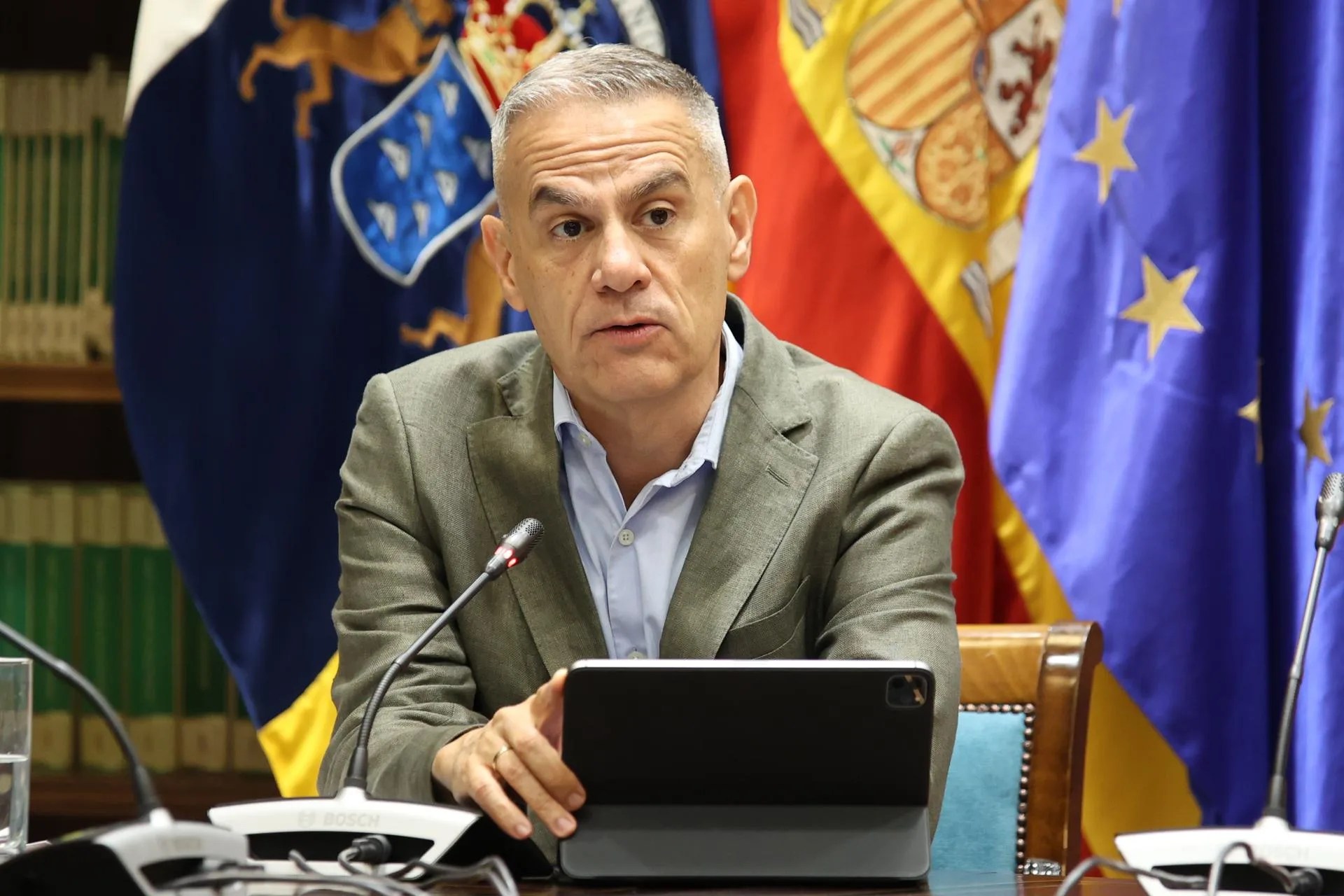 El administrador general de la Radiotelevisión Canaria, César Toledo, respondió este lunes en comisión parlamentaria a preguntas de los grupos sobre la imparcialidad de las productoras externas, el rigor de los informativos, los proyectos para canarios en Venezuela o un balance sobre la cobertura de la visita del papa, entre otros asuntos. EFE/ Ramón De La Rocha