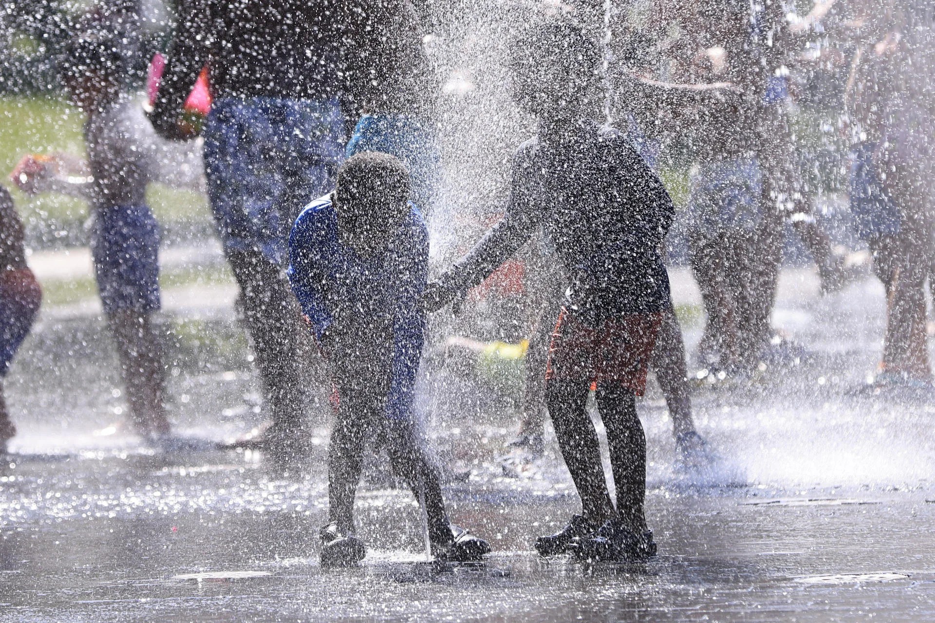 Imagen de archivo de unos niños resfrecándose en Madrid durante una ola de calor. EFE/ Pablo R. Seco