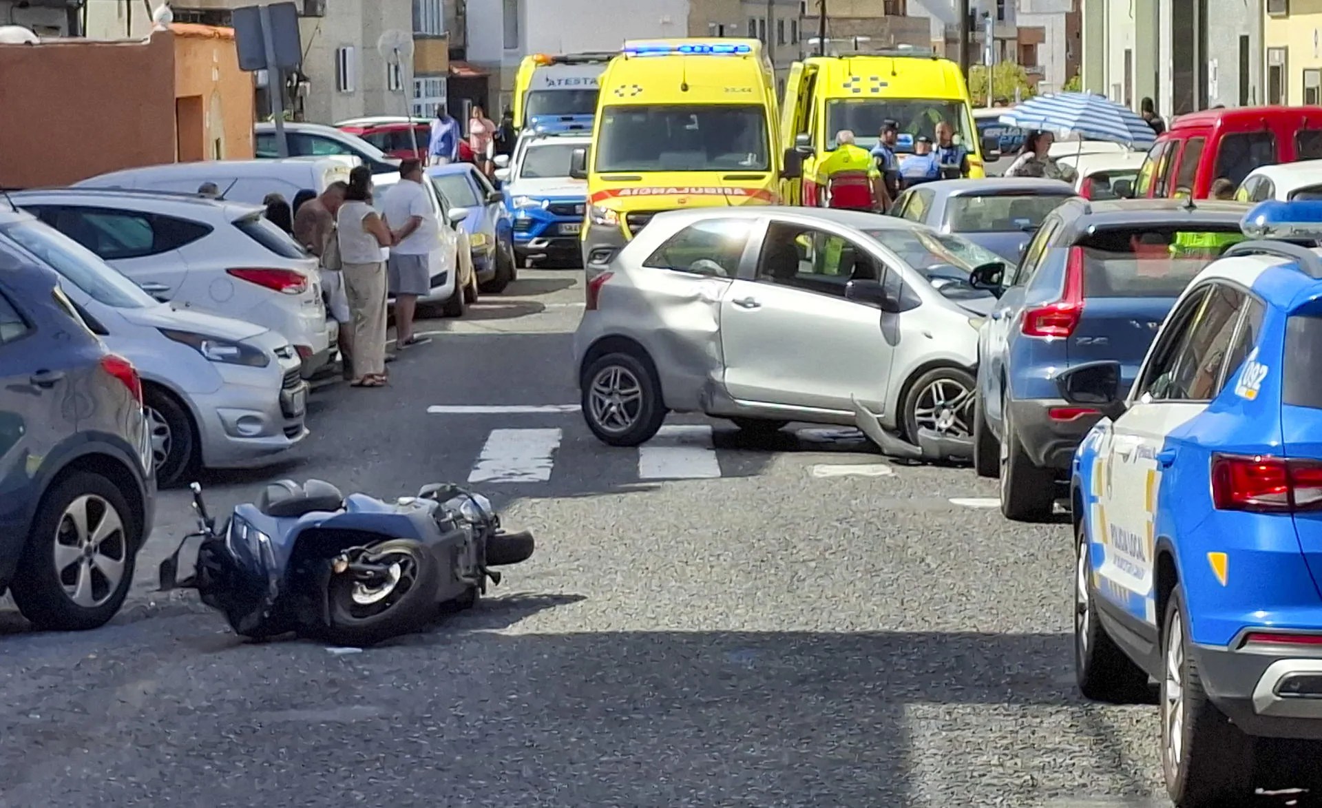 Imagen del accidente ocurrido el jueves en la carretera de Almatriche de Las Palmas de Gran Canaria. EFE/ Eugenio Roque