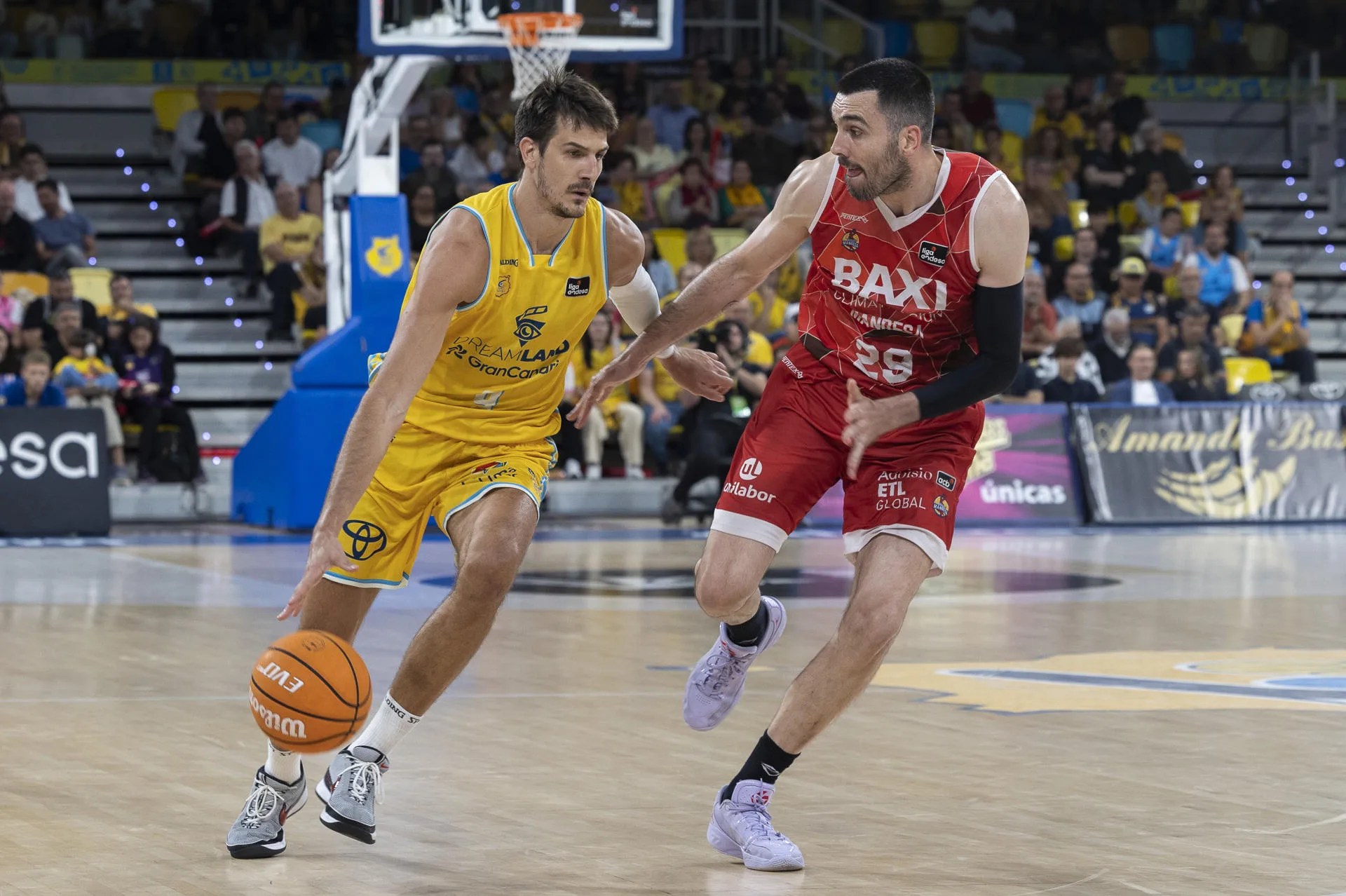 Imagen de archivo del argentino Nico Brussino y el jugador del Baxi Manresa Pierre Oriola, durante un partido de Liga Endesa de la pasada campaña. EFE/ Quique Curbelo