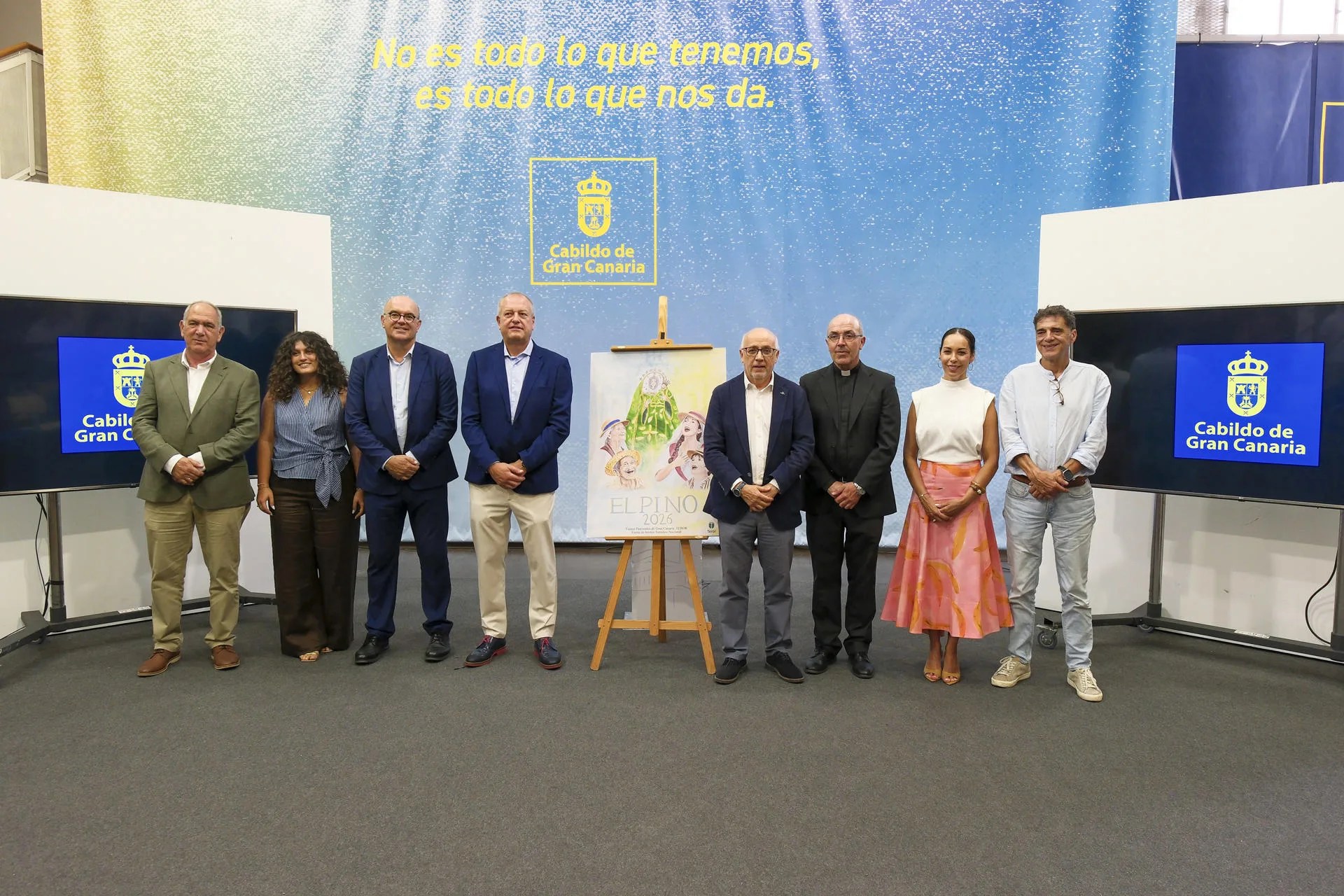 El presidente del Cabildo de Gran Canaria, Antonio Morales (4d); la consejera de Cultura, Guacimara Medina (2d); el alcalde de Teror, José Agustín Arencibia (4i); la concejala de Cultura, Angharad Quintana (2i); el delegado del Gobierno en las islas, Anselmo Pestana (3i); y el párroco de Teror, Jorge Martín de la Coba (3d), presentaron este viernes el programa de actos de las fiestas de la Virgen del Pino, patrona de la isla. EFE/Angel Medina G.