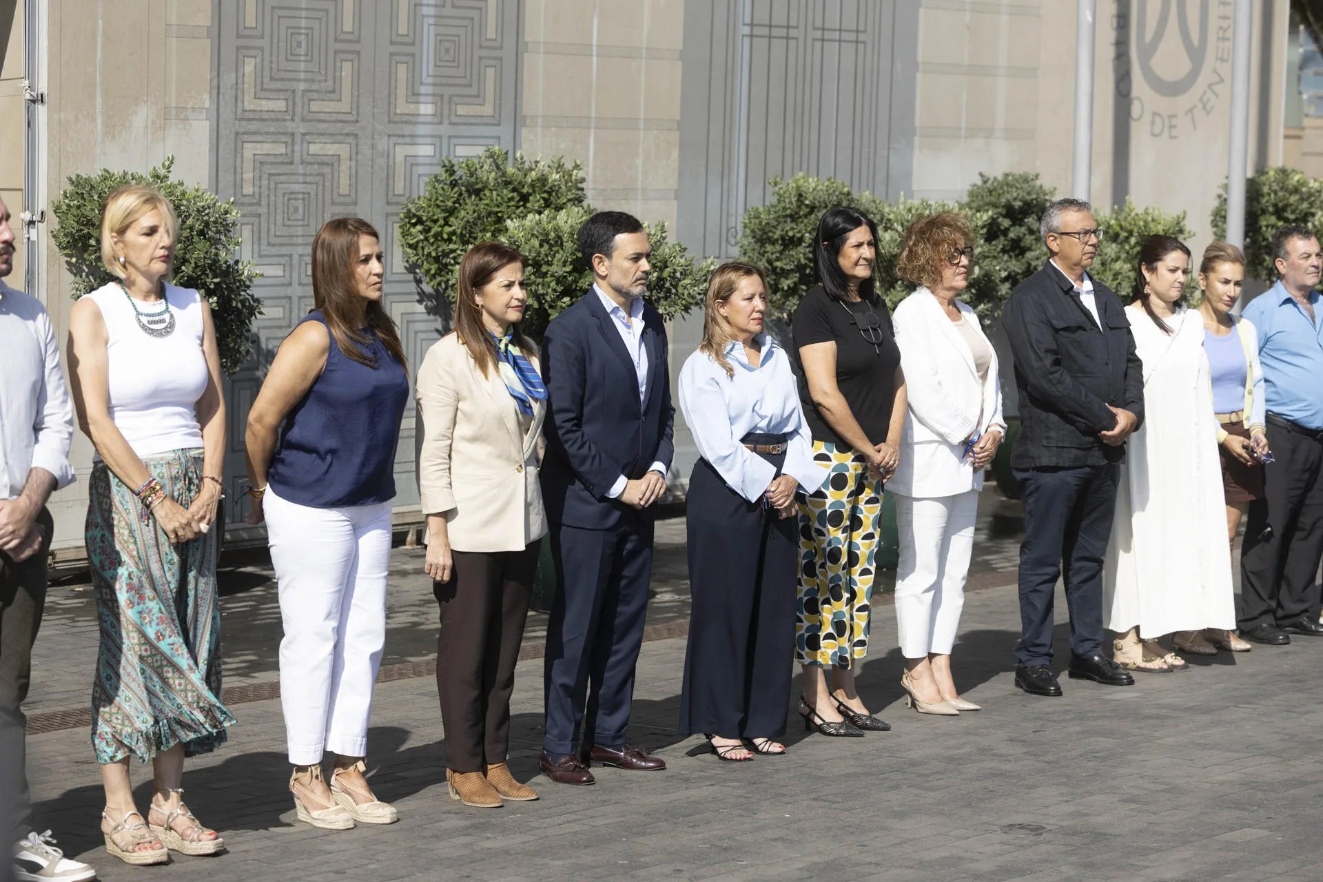 La presidenta del Cabildo de Tenerife, Rosa Dávila (5i), miembros de la corporación insular y personal de la institución, guardaron este lunes un minutos de silencio en memoria de las víctimas del incendio forestal de Los Gallardos, en Almería.EFE/ Miguel Barreto
