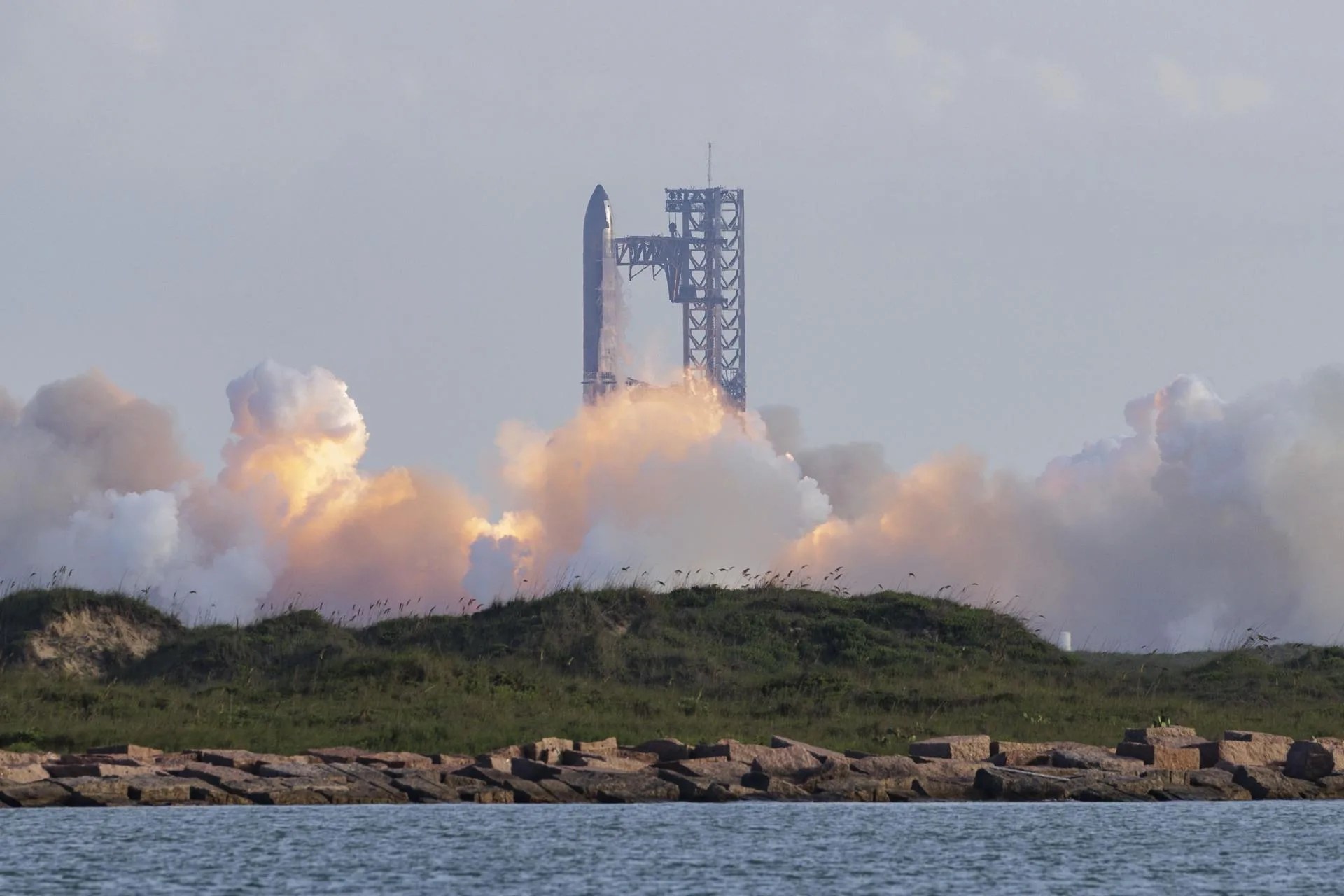 (FILE).- SpaceX's 10th Starship test rocket lifts off from their Starbase facility seen from South Padre Island, Texas, USA, 26 August 2025. EFE/EPA/MICHAEL GONZALEZ