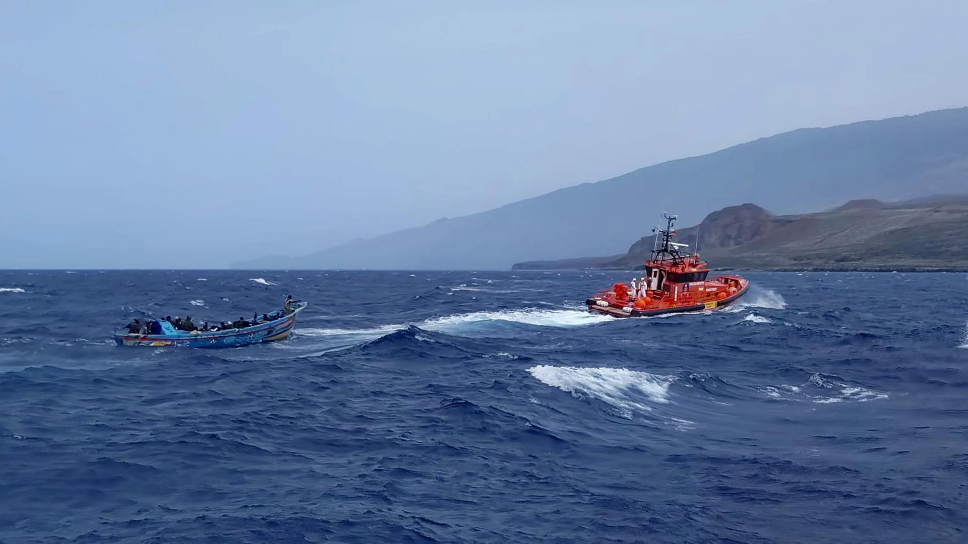 Foto del cayuco junto a la costa de El Hierro facilitada por Salvamento Marítimo. EFE
