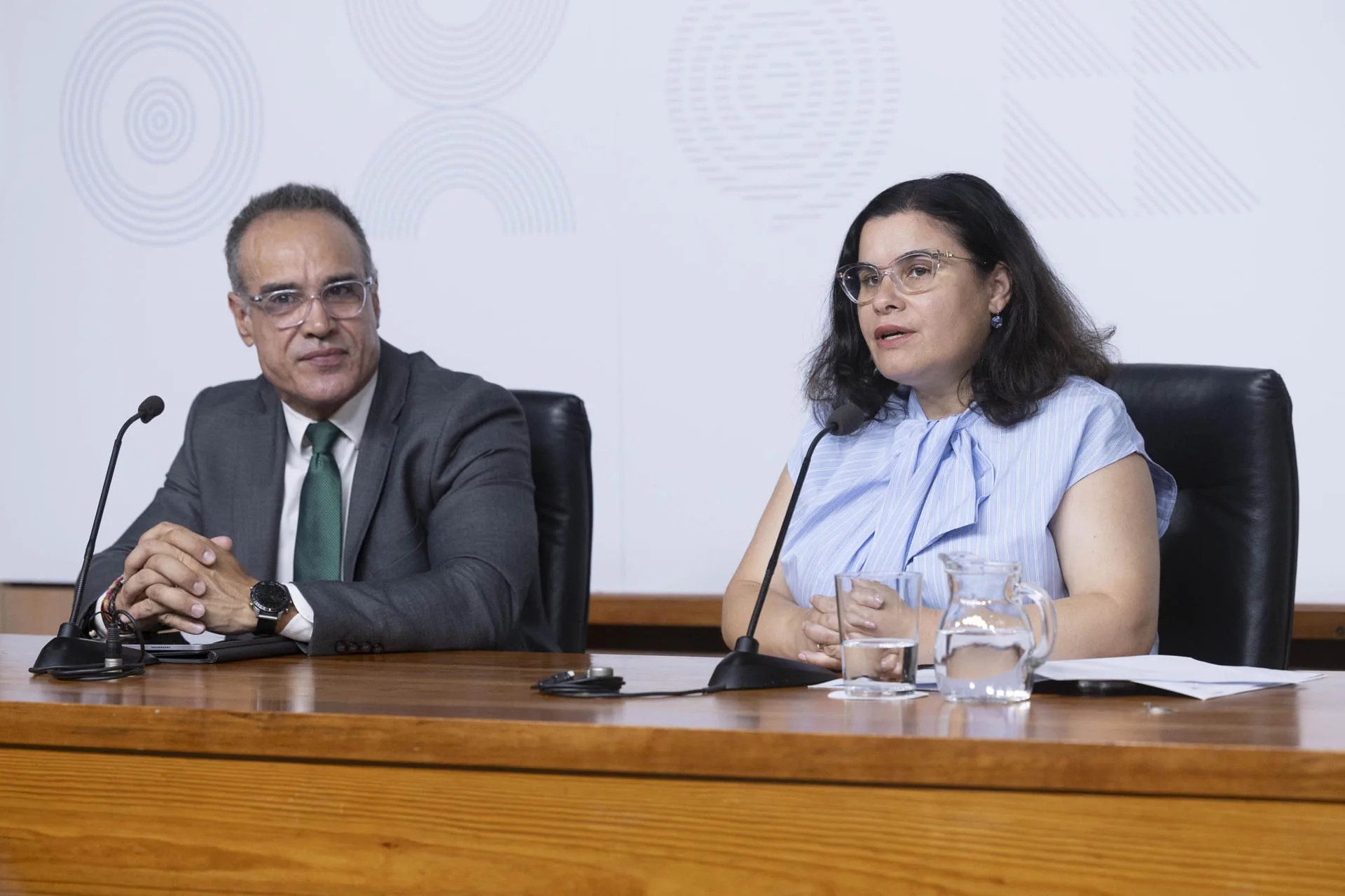 El comisionado del Régimen Económico y Fiscal (REF) de Canarias, José Ramón Barrera (i), y la presidenta de la Federación Canaria de Municipios (FECAM), Mari Brito (d), presentaron este miércoles el proyecto 'El Régimen Económico y Fiscal de Canarias más cerca, más tuyo', dirigido a empresas, comercios y emprendedores del archipiélago. EFE/ Miguel Barreto