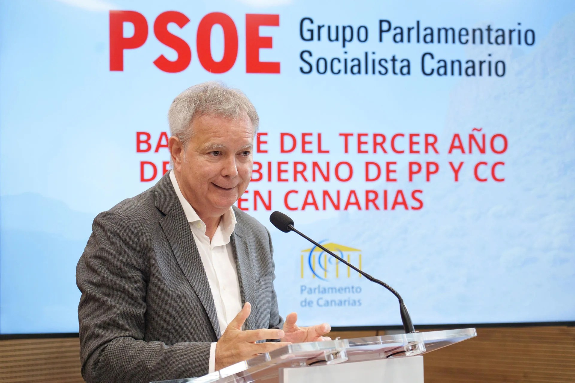 El portavoz del grupo Socialista en el Parlamento canario, Sebastián Franquis, durante la rueda de prensa en la que ha hecho balance de los tres años de gestión del Gobierno de Canarias.EFE/Ramón de la Rocha