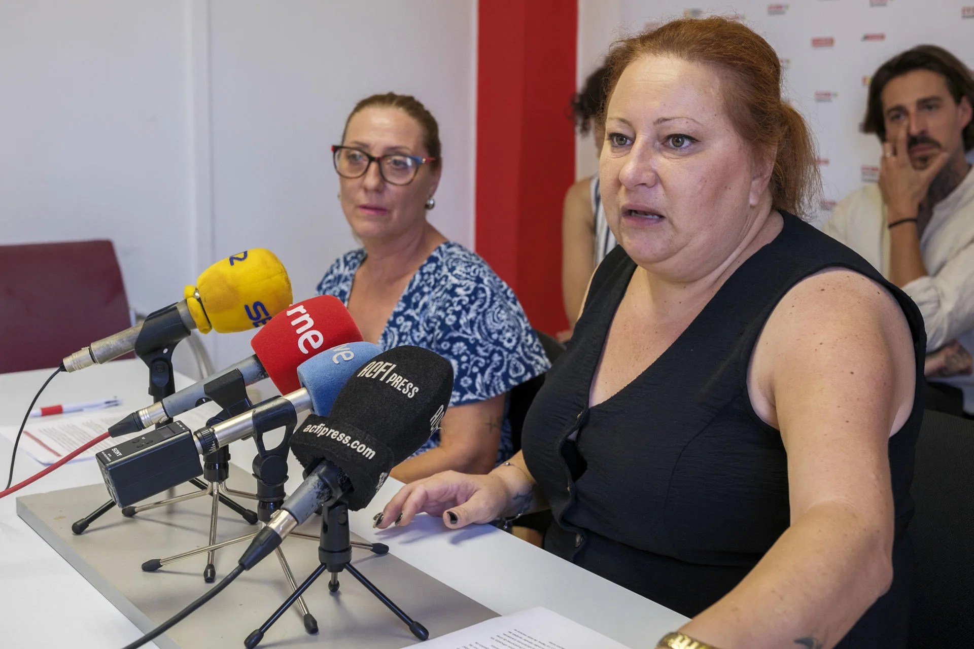La secretaria general de Comisiones Obreras en Canarias, Vanesa Frahija (d), y la secretaria de Empleo del sindicato, Montserrat Casano (i), hacen balance del proceso extraordinario de regularización de inmigrantes en las islas, este viernes en Las Palmas de Gran Canaria.EFE/Ángel Medina G.