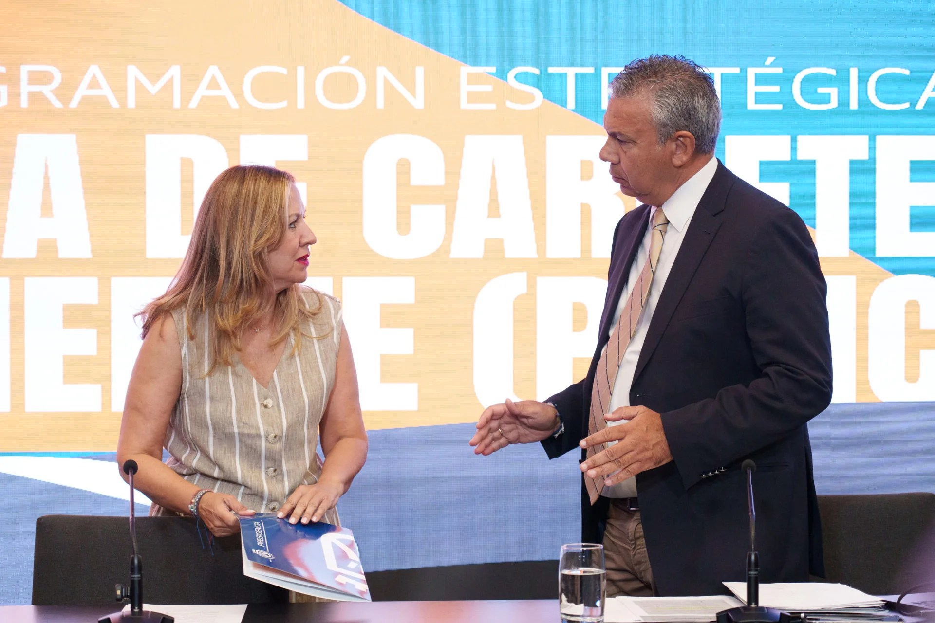 La presidenta del Cabildo de Tenerife, Rosa Dávila (i), y el consejero de Carreteras, Dámaso Arteaga (d), presentaron este lunes la programación estratégica de carreteras en la isla hasta 2029, que prevé una inversión de más de 200 millones de euros para la mejora y modernización de la red viaria insular. EFE/Ramón de la Rocha