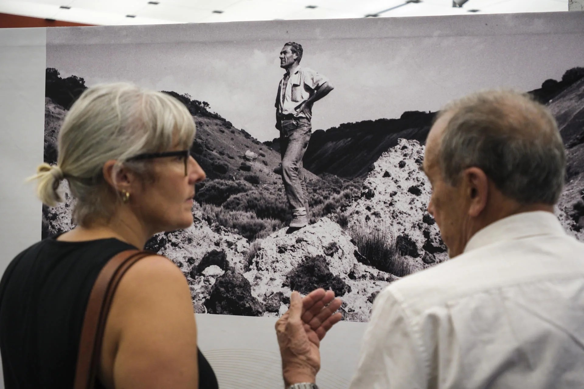 El Museo de la Naturaleza y la Arqueología (MUNA) de Tenerife ha inaugurado este miércoles una exposición dedicada al padre de la arqueología canaria, Luis Diego Cuscoy (1907-1987), formada por una recopilación de sus fotografías históricas de las islas y por una propuesta inmersiva de realidad virtual que permite adentrarse en un rito funerario en la Cueva de Uchova. EFE/ Alberto Valdés
