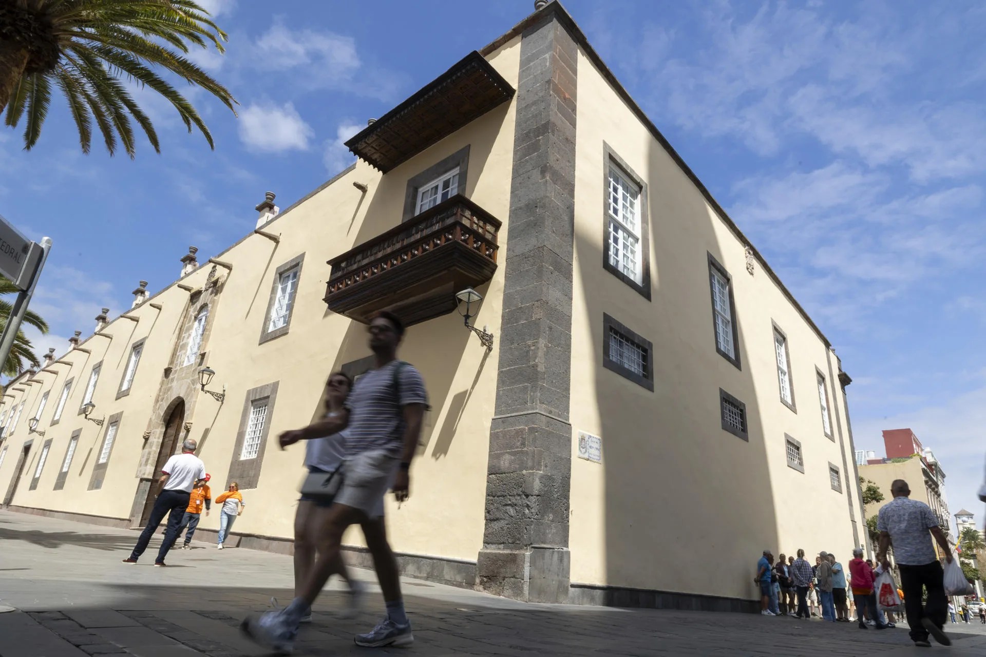 Imagen de archivo de los alrededores del Palacio Episcopal de Las Palmas de Gran Canaria, donde se ve a mucha gente paseando. EFE/ Quique Curbelo