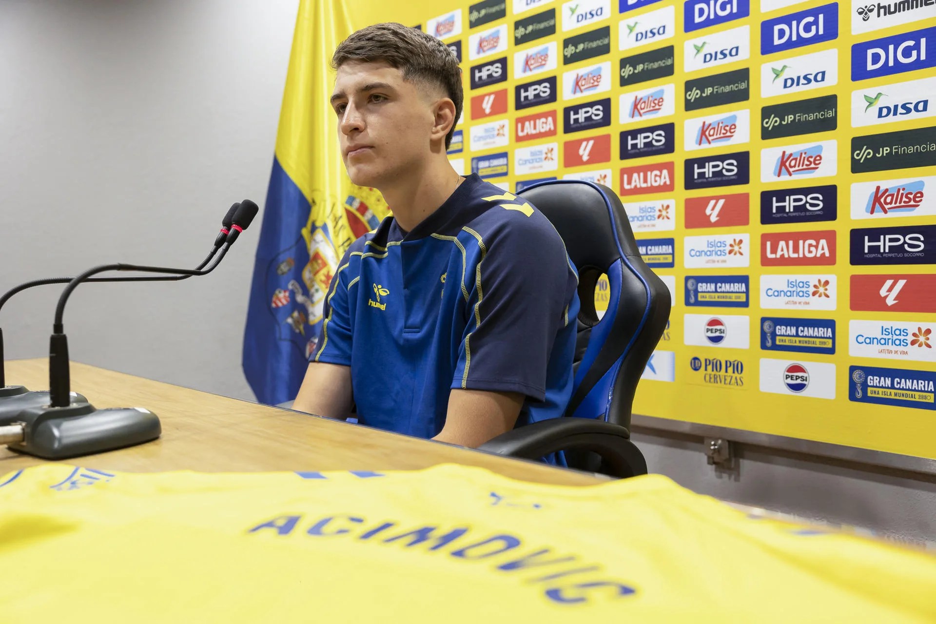 La UD Las Palmas presentó este miércoles a Mateo Acimovic, centrocampista esloveno procedente del Olimpija Ljubljana. EFE/Quique Curbelo