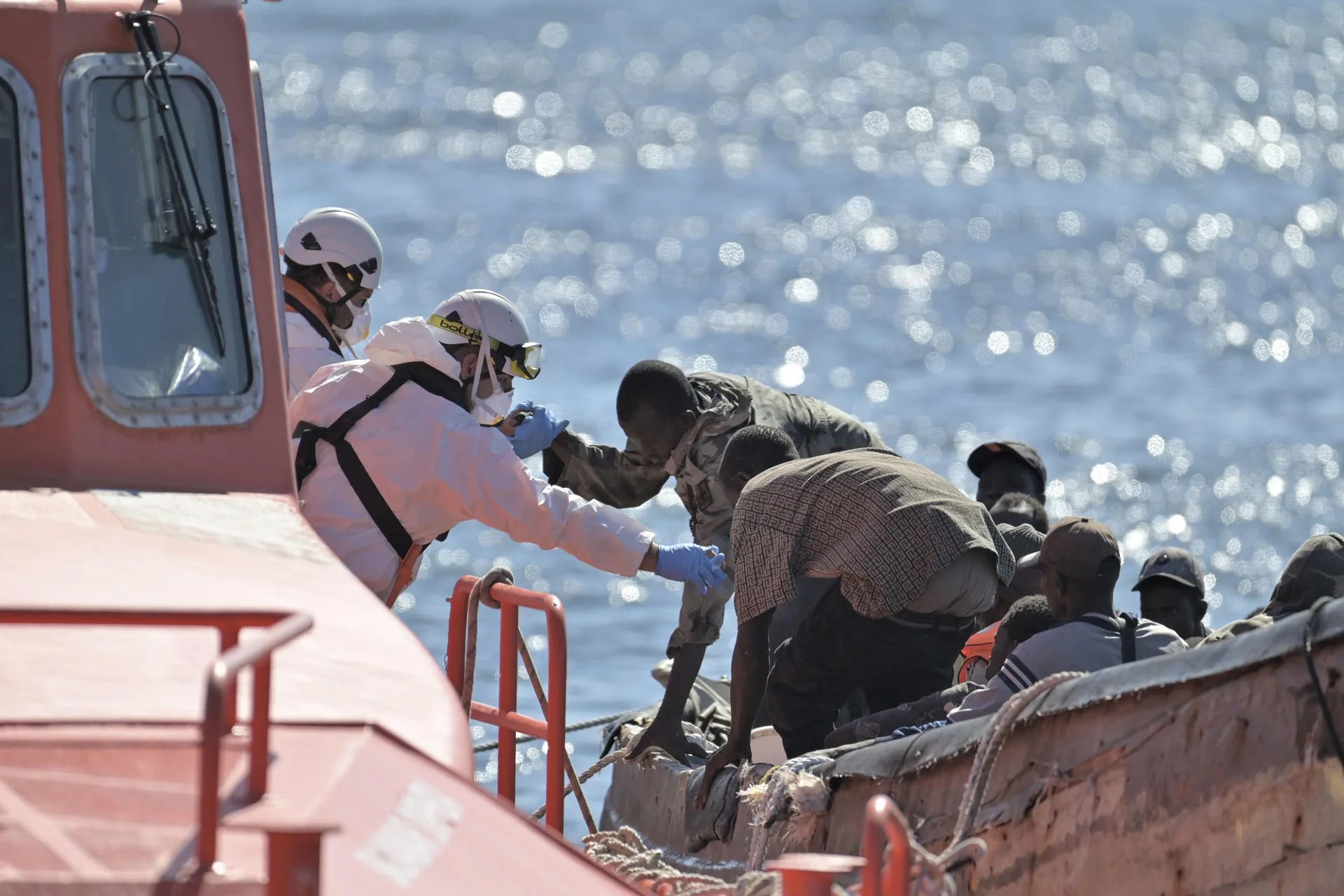Imagen de los 95 inmigrantes rescatados en la tarde de hoy, por la embarcación de Salvamento Marítimo, Salvamar Diphda, en aguas cercanas a El Hierro, y trasladados al puerto de La Restinga, en el municipio de El Pinar, para ser atendidos por los equipos de emergencia. EFE/ Gelmert Finol