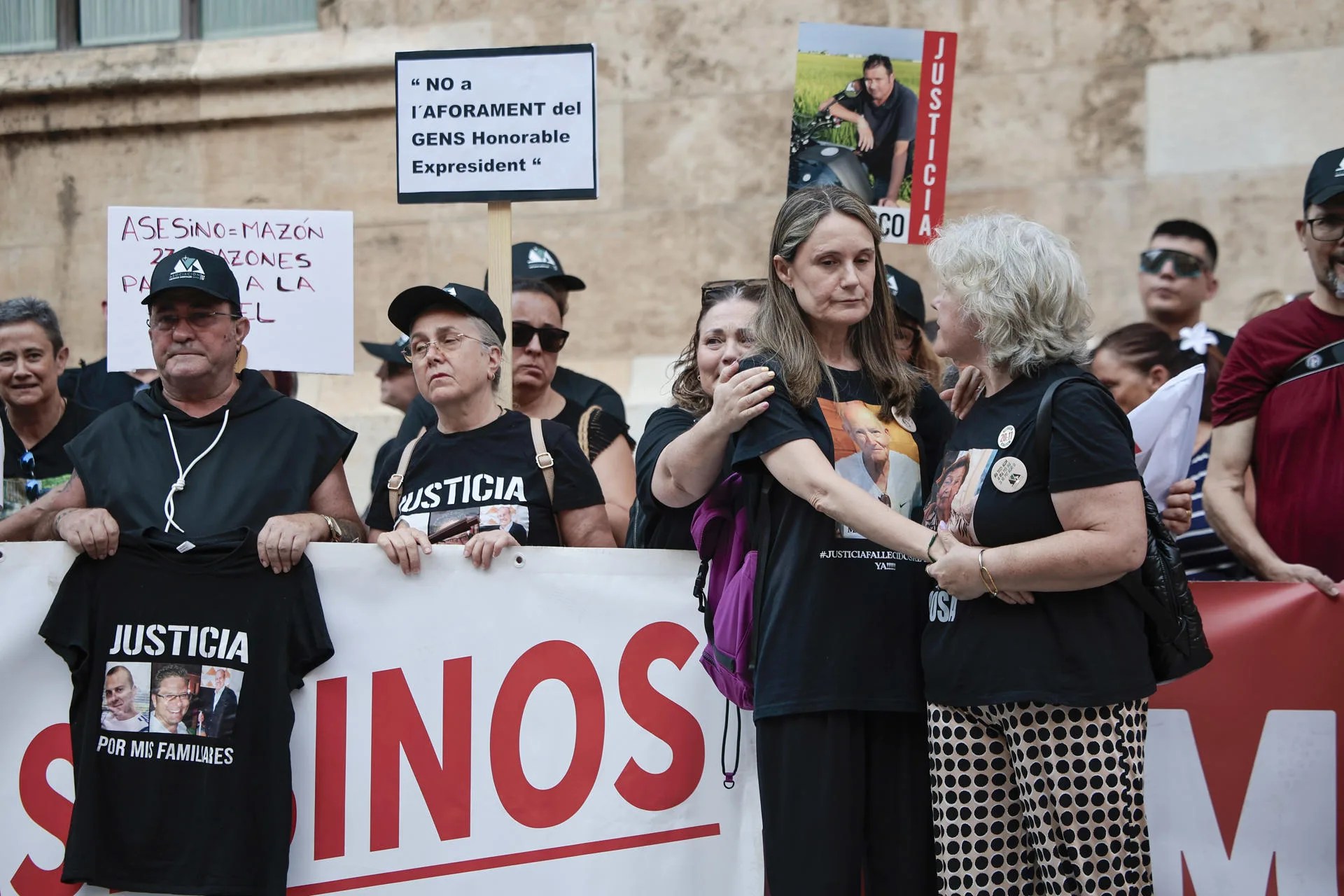 Rosa Álvarez (2d), presidenta de la Asociación de Víctimas Mortales de la DANA, participa en la concentración contra el expresident de la Generalitat Valenciana Carlos Mazón en València, este miércoles. EFE/ Biel Aliño

