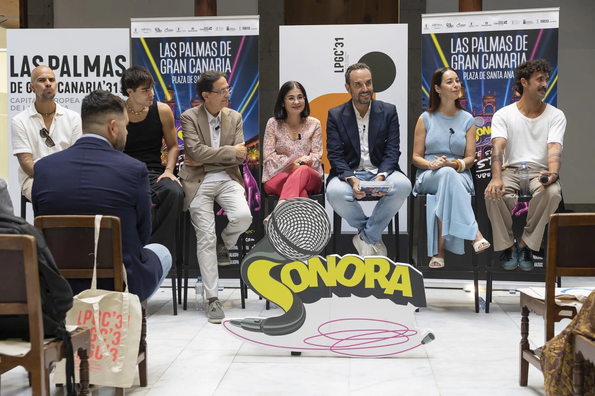 La consejera de Cultura del Cabildo de Gran Canaria, Guacimara Medina (2d), y la alcaldesa de Las Palmas, Carolina Darias (4d), presentaron este viernes la programación y el cartel de la nueva edición del Festival Sonora. EFE/ Quique Curbelo