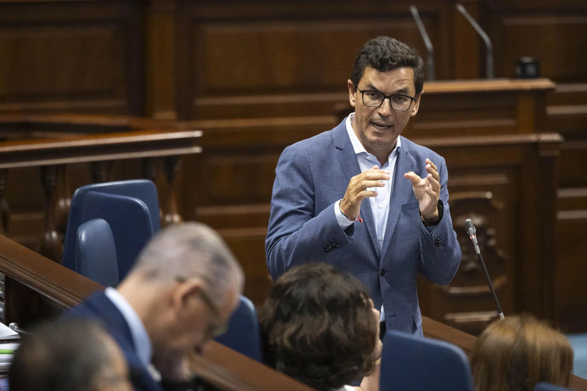 El consejero de Obras Públicas del Gobierno de Canarias, Pablo Rodríguez, durante su intervención en el pleno del Parlamento de Canarias este martes en Santa Cruz de Tenerife. EFE/ Miguel Barreto