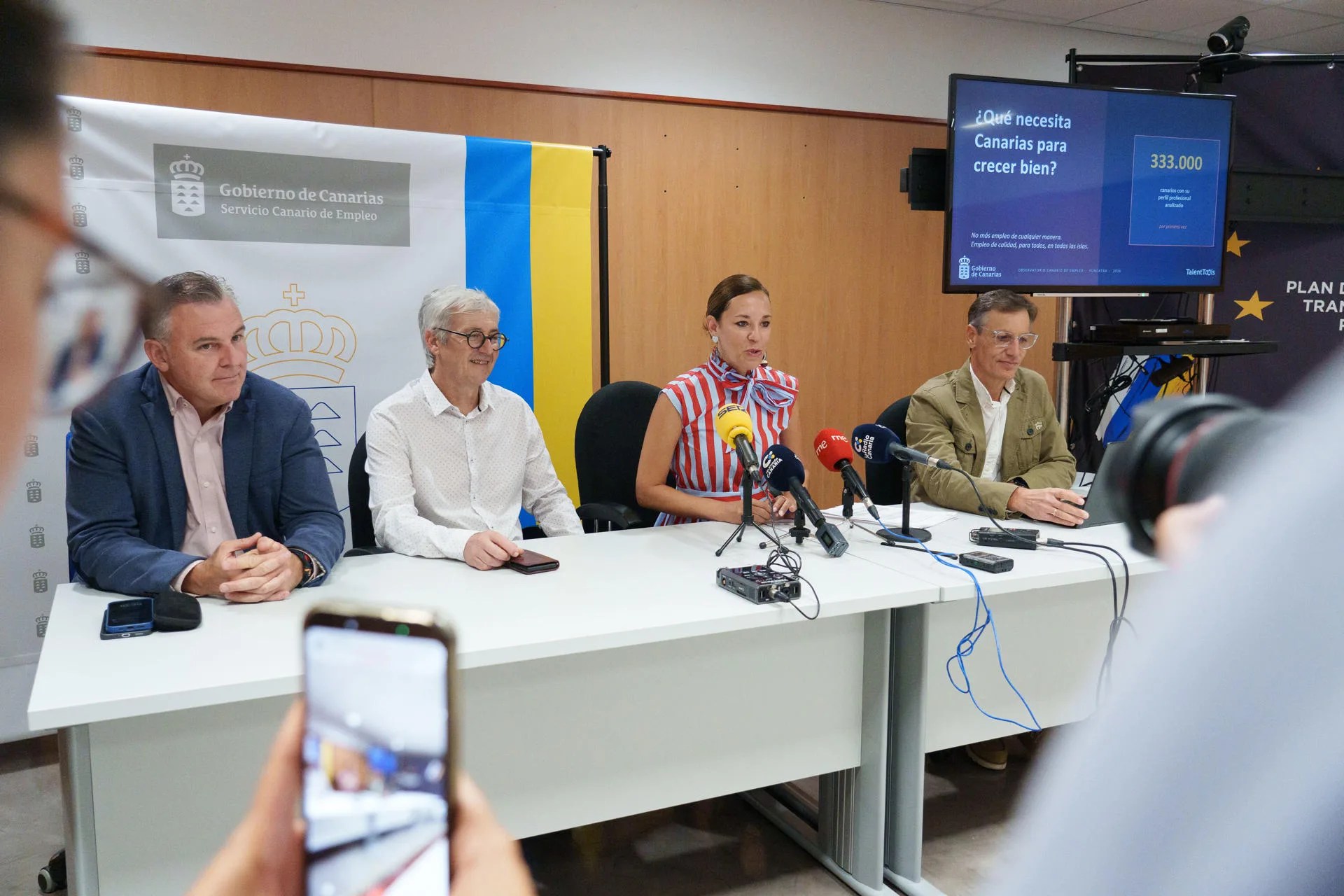 La consejera de Turismo y Empleo del Gobierno de Canarias, Jéssica de León (2d); el director del Observatorio del Empleo en Canarias, Luis Prieto (2i); el gerente de la Fundación Canaria para el Fomento del Trabajo, Óscar Mata (i) y el representante de la empresa Talent Tools Human Systems Luis Aparicio (d). EFE/Ramón de la Rocha