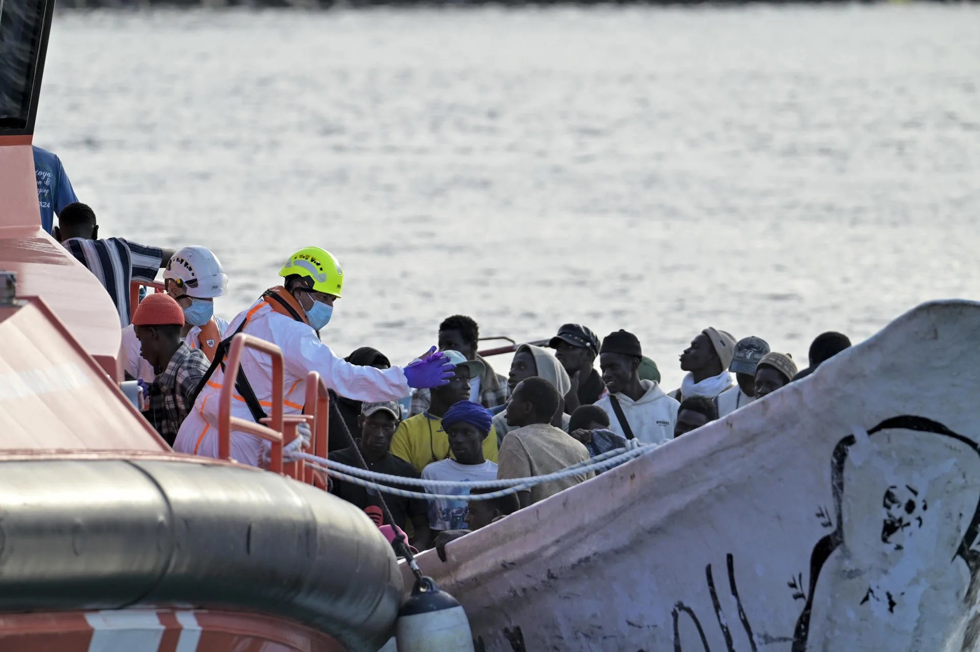 Vista de los 78 inmigrantes rescatados este sábado por la embarcación de Salvamento Marítimo, Salvamar Navia, en aguas cercanas a El Hierro, y trasladados al puerto de La Restinga, en el municipio de El Pinar, en la isla de El Hierro, para ser atendidos por los equipos de emergencia. EFE/ Gelmert Finol