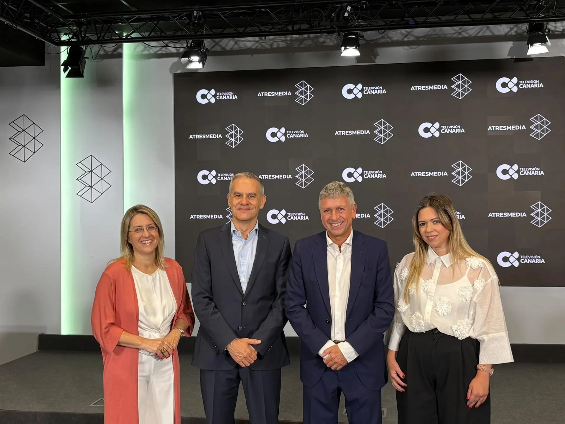 De izquierda a derecha, Patricia Pérez González, César Toledo, Santiago González y Marta Cairós. EFE/Radiotelevisión Canaria