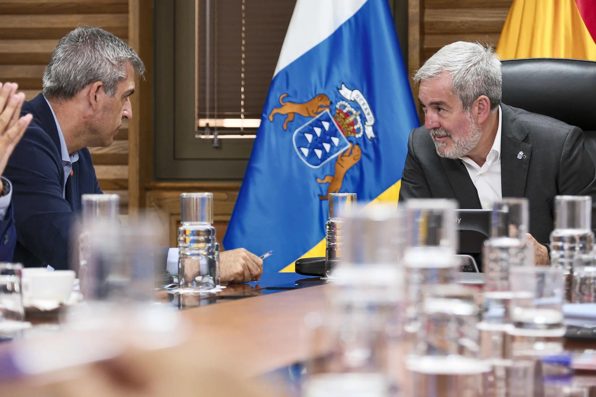 El presidente del Gobierno de Canarias, Fernando Clavijo (d), y el vicepresidente, Manuel Domínguez (i), durante la reunión del Consejo de Gobierno, celebrada este lunes en Las Palmas de Gran Canari. EFE/ Ángel Medina G.