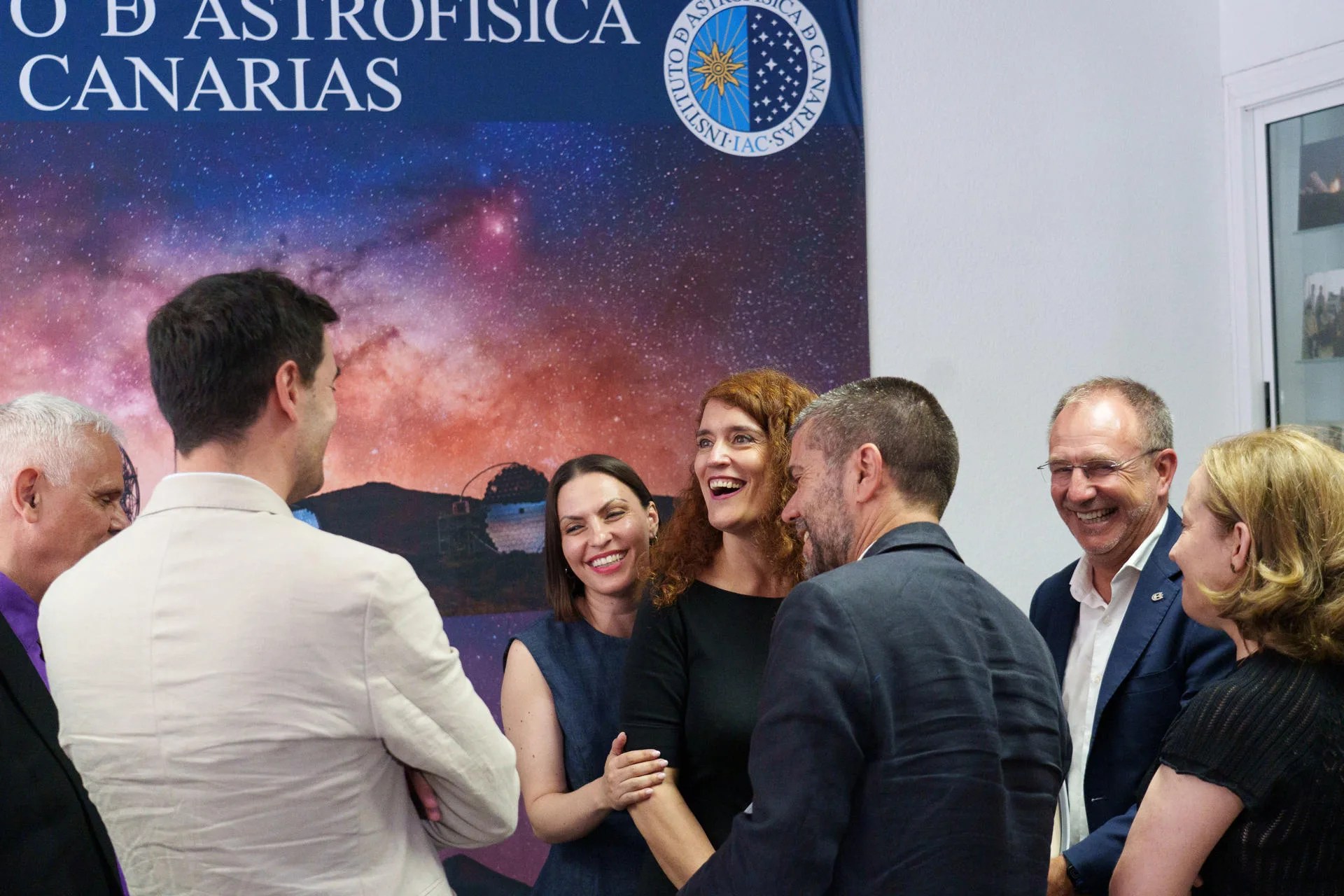 La secretaria general de Investigación del Ministerio de Ciencia, Eva Ortega (4d); la consejera de Universidades del Gobierno de Canarias, Migdalia Machín (3i); y el presidente del Cabildo de La Palma, Sergio Rodríguez (2d), entre otras autoridades, tras la reunión del Consejo Rector del Instituto de Astrofísica de Canarias. EFE/Ramón de la Rocha