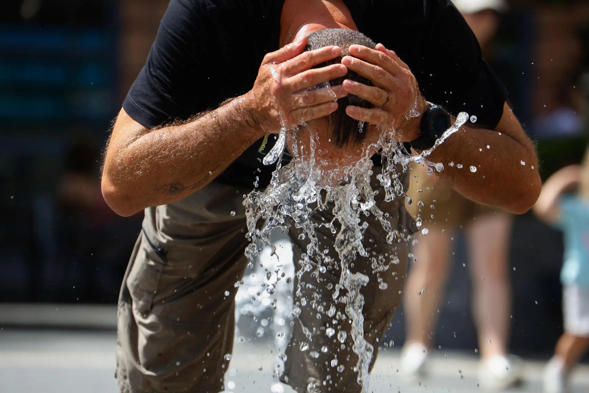 Un hombre se refresca en una fuente. EFE/Salas/Archivo