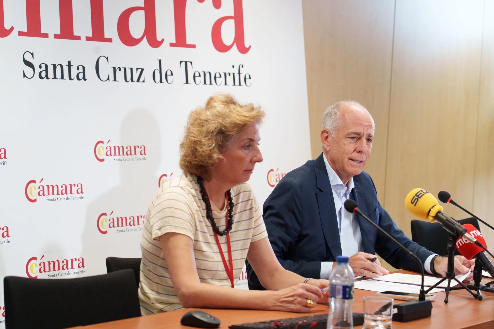 El presidente de la Cámara de Comercio de Santa Cruz de Tenerife, Santiago Sesé (d) y la directora general, Lola Pérez, presentaron este miércoles los resultados del Indicador de Confianza Empresarial correspondientes al tercer trimestre del año 2026. EFE/Ramón de la Rocha