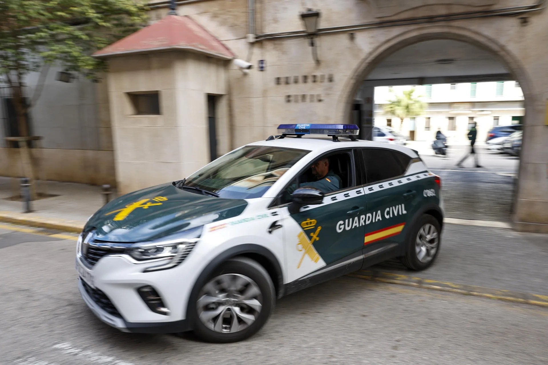 Un vehículo oficial sale de la Comandancia de la Guardia Civil en Valencia. EFE/Biel Aliño/Archivo
