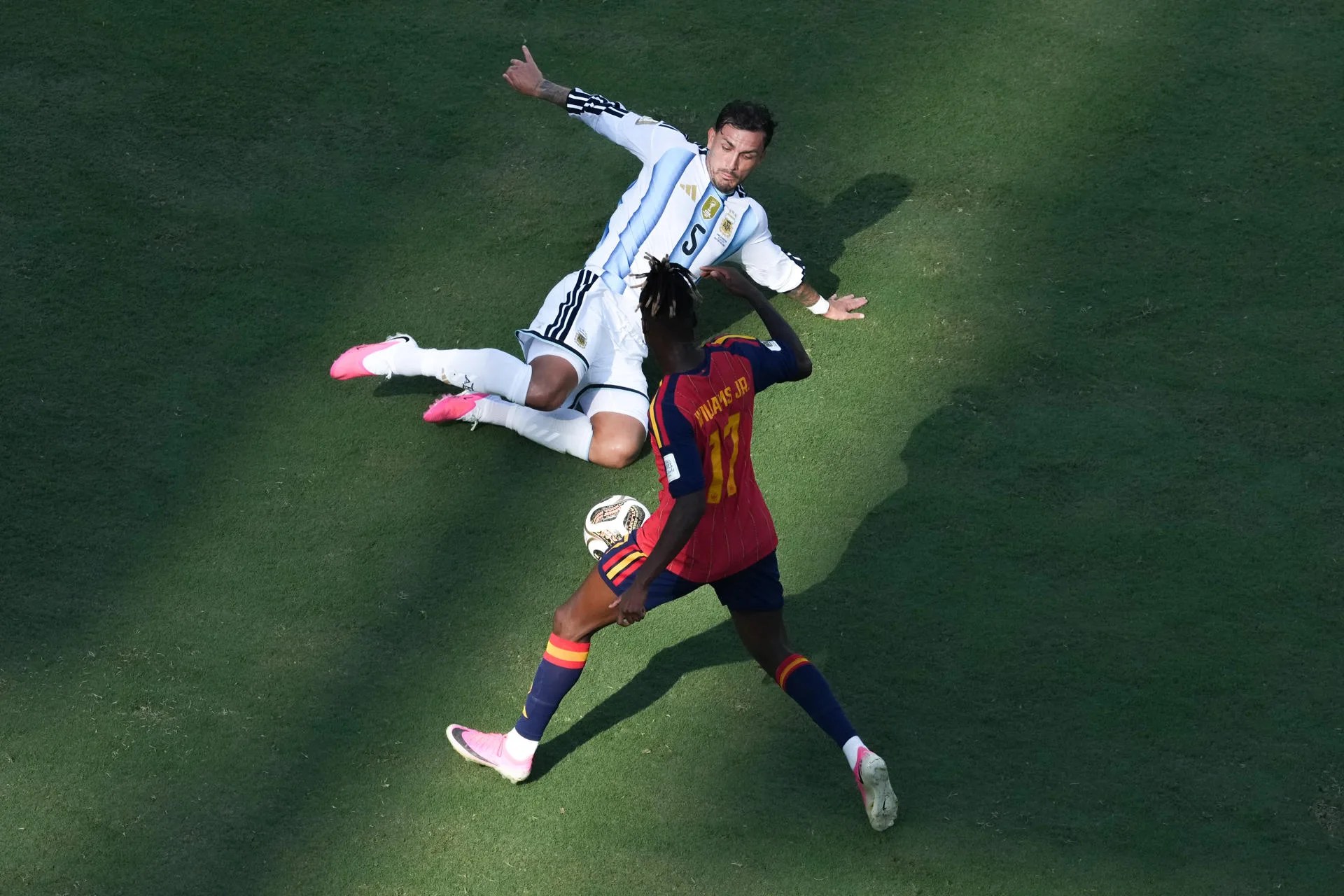 Nico Williams (below) of Spain challenges Leandro Paredes of Argentina for the ball during the 2026 FIFA World Cup final between Spain and Argentina at MetLife Stadium in New Jersey, United States, 19 July 2026. EFE/ Omar Alonso

