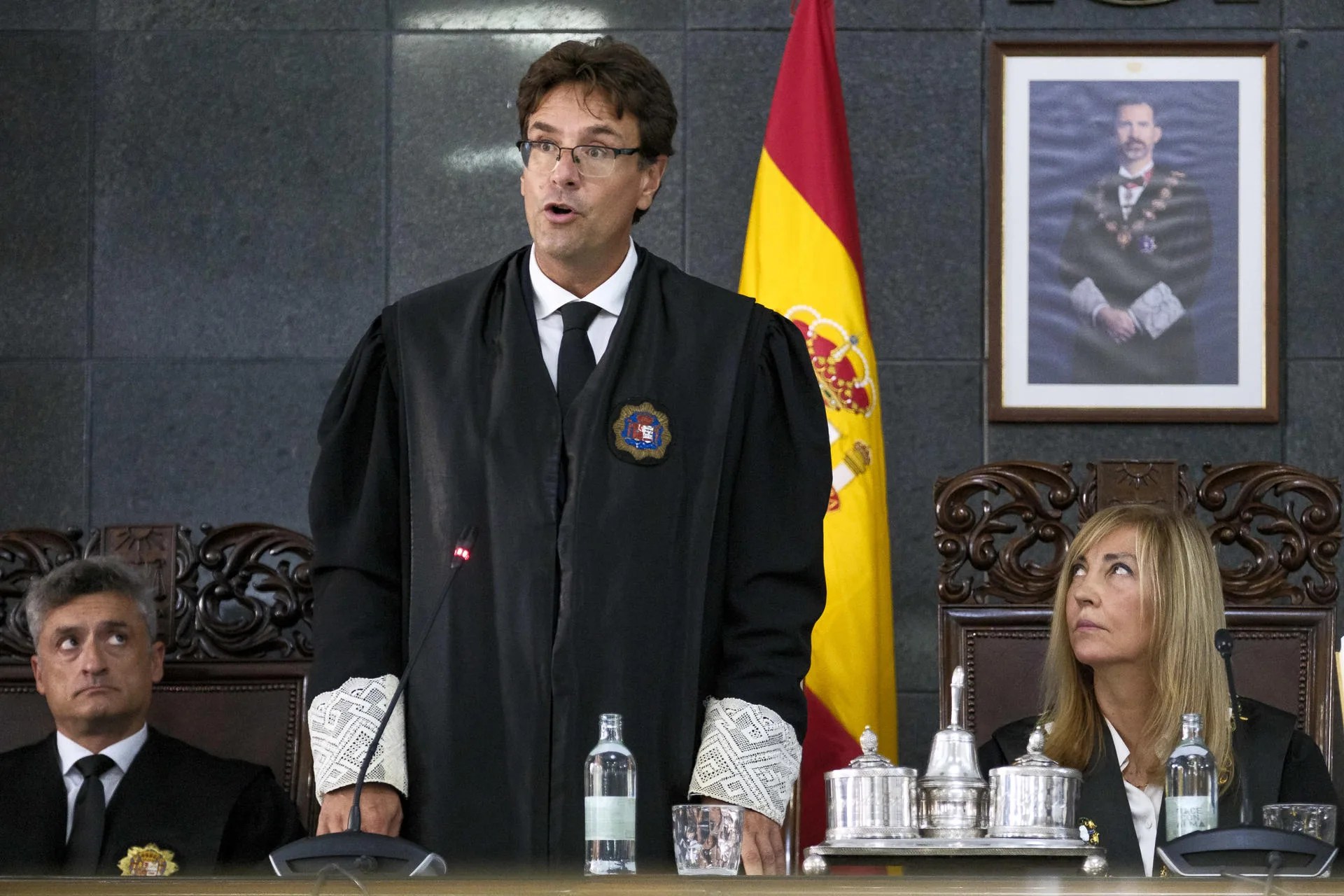 La presidenta del Consejo General del Poder Judicial y del Tribunal Supremo, Isabel Perelló (d), asistió este jueves a la toma de posesión del magistrado Juan Avello (2i), como nuevo presidente del Tribunal Superior de Justicia de Canarias. EFE/Ángel Medina G.