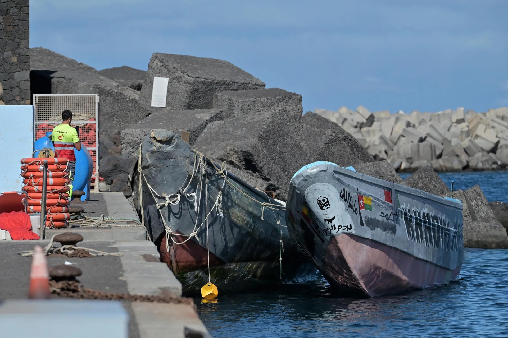 Vista del cayuco en el que han sido rescatados los 131 inmigrantes este sábado, por la embarcación de Salvamento Marítimo, Salvamar Navia, en aguas cercanas a El Hierro y han sido trasladados al puerto de La Restinga. EFE/ Gelmert Finol