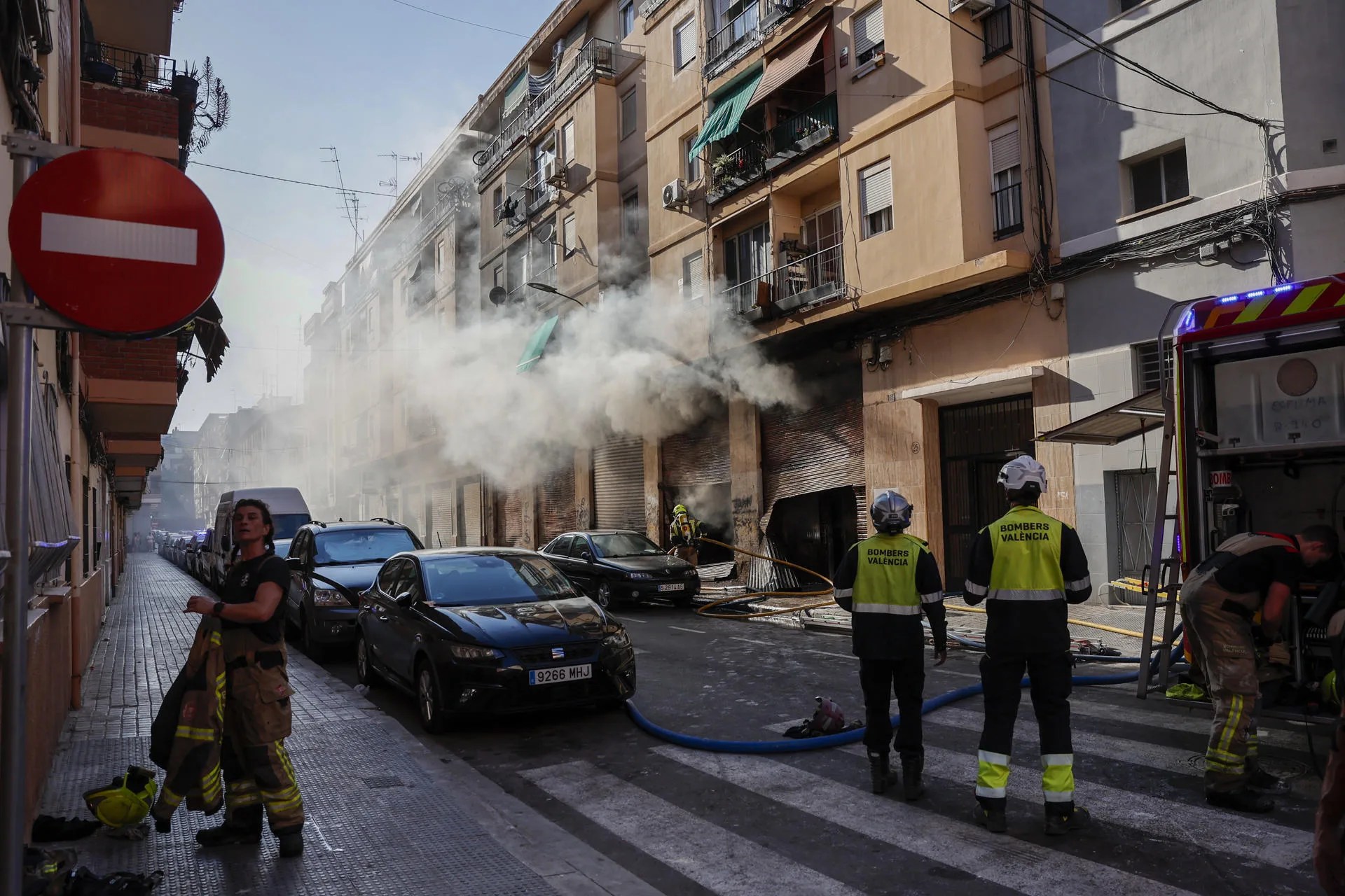 Vista general del incendio de dos plantas bajas que ha obligado a desalojar este jueves a 80 vecinos de dos bloques en València en una imagen del jueves 2 de julio. EFE/Manuel Bruque /Archivo