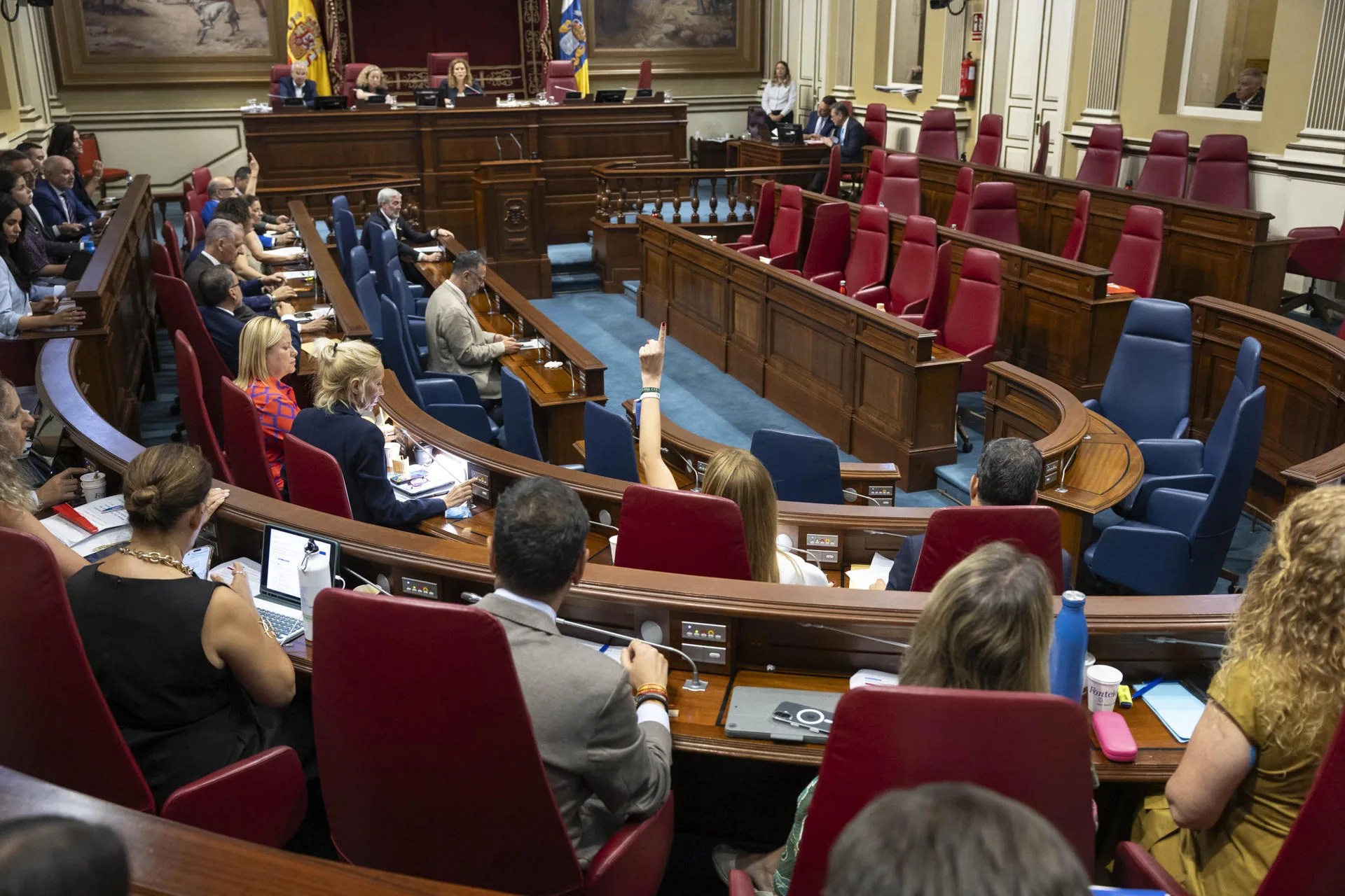 El Parlamento de Canarias trató este miércoles el dictamen de comisión que analizó las responsabilidades políticas inherentes a la gestión de la contratación por el Servicio Canario de la Salud del Gobierno de Canarias del material sanitario para hacer frente a los efectos de la COVID-19. En la imagen, momento de la votación. EFE/ Miguel Barreto