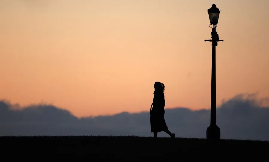 Una mujer pasea