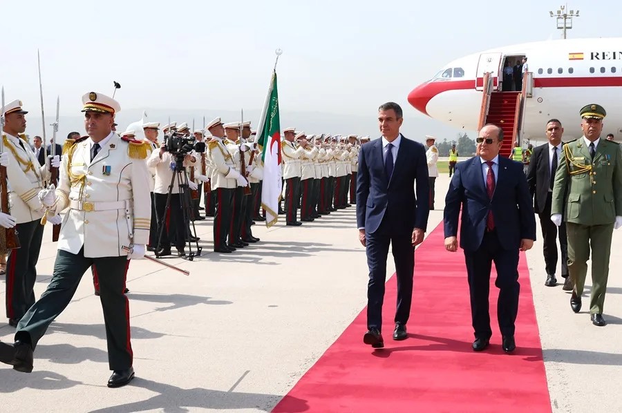 El presidente del Gobierno español, Pedro Sánchez, es recibido por el primer ministro argelino, Sifi Ghrieb
