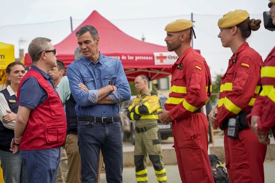 El presidente del Gobierno, Pedro Sánchez (c), conversa con el presidente de Castilla la Mancha, Emiliano García Page (i)