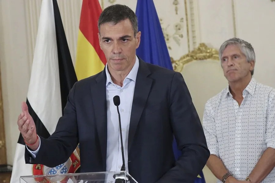 El presidente del Gobierno, Pedro Sánchez junto al ministro del Interior, Fernando Grande Marlaska (d), hoy en Ceuta.