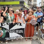 Un grupo de personas se manifiesta en contra de la llegada del presidente del Gobierno, Pedro Sánchez en la Asamblea de Ceuta este viernes