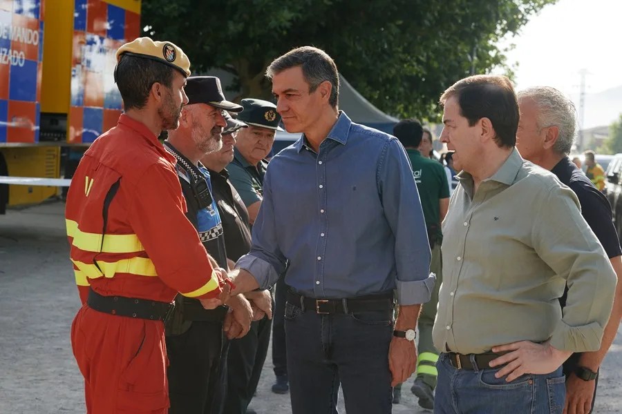 El presidente del Gobierno, Pedro Sánchez, acompañado por el presidente de la Junta de Castilla y León, Alfonso Fernández Mañueco (d), a su llegada al Puesto de Mando Avanzado instalado en Navaluenga (Ávila), este domingo