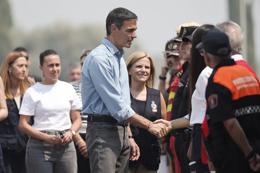 El presidente del Gobierno, Pedro Sánchez, junto a la delegada del Gobierno en la Comunidad Valenciana, Pilar Bernabé, a su llegada al Puesto de Mando Avanzado (PMA) del incendio de La Vall d'Uixó (Castellón).