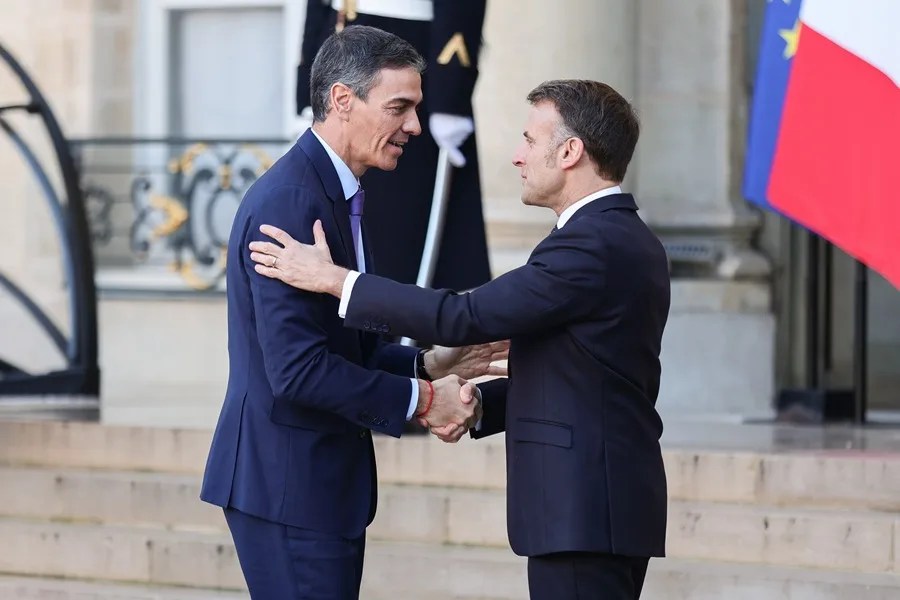 El presidente francés, Emmanuel Macron (dcha.), recibe al presidente del Gobierno español, Pedro Sánchez (izq.)