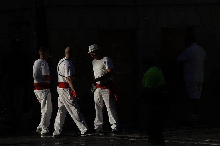 Varias personas se preparan para disfrutar este lunes del Chupinazo