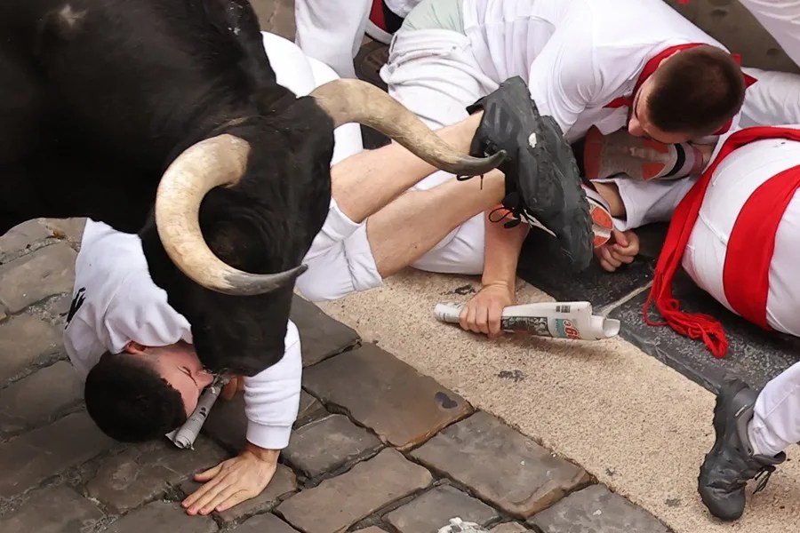 Un toro de la ganadería Alvaro Núñez engancha a un mozo