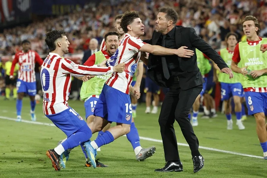 El delantero del Atlético de Madrid Julián Álvarez (c) celebra un gol con Diego Simeone (d).