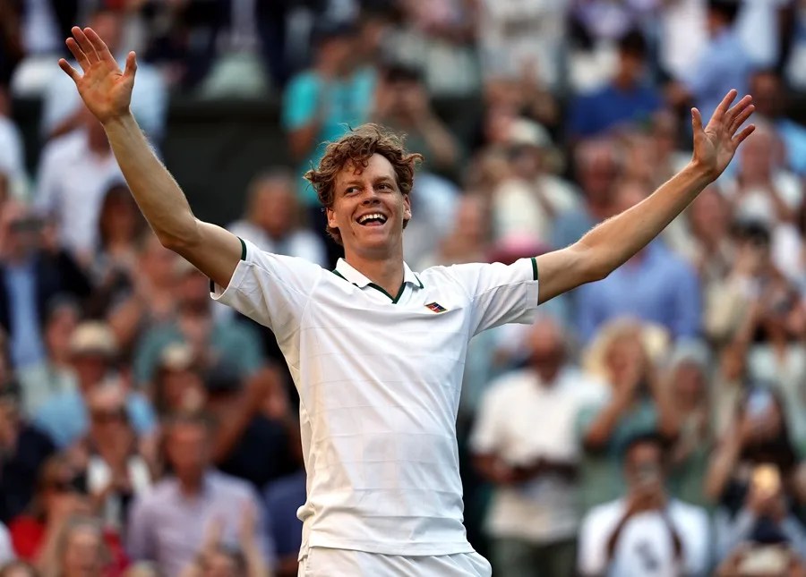 El italiano Jannik Sinner celebra su victoria en Wimbledon ante Zverev.