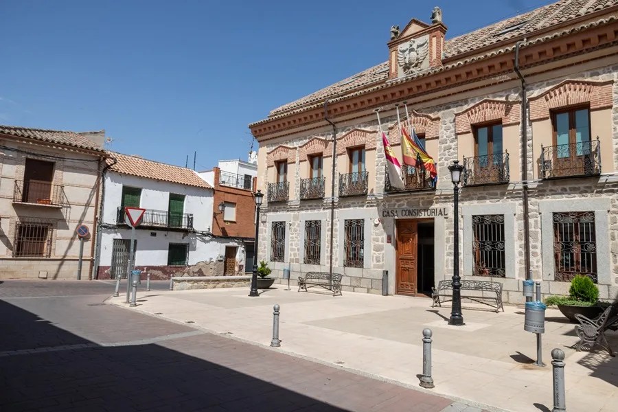 Vista de las banderas del ayuntamiento de Sonseca (Toledo)