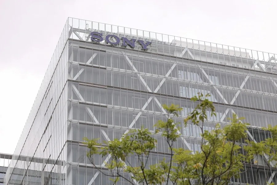 logotipo de Sony en el exterior de la sede central en Tokio, Japón