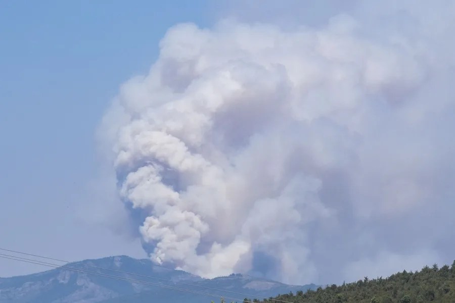 Vista del incendio declarado hace varios días en La Mierla, Guadalajara.