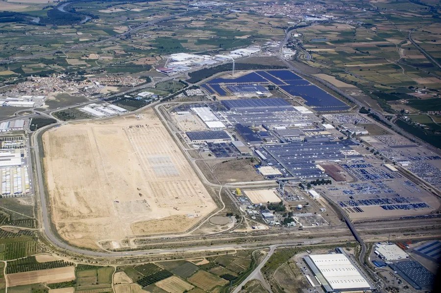 Vista aérea tomada desde un avión comercial el día 5 de mayo de 2026 de la factoría de Stellantis (d)